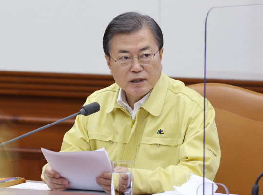 문재인 대통령이 13일 오후 정부서울청사에서 코로나19 대응 긴급 중앙재난안전대책본부(중대본) 회의를 주재하고 있다.  연합뉴스